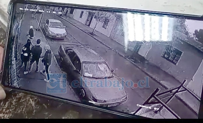 Uno de los delincuentes de gorro blanco huye tras robarle la mochila a la joven.