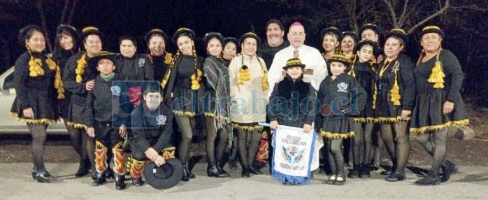 Los integrantes del grupo de baile con el obispo de la Diócesis de San Felipe, monseñor Gonzalo Bravo Álvarez.