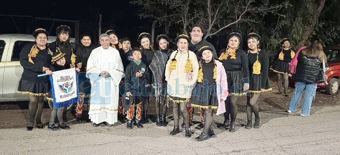 El grupo junto al con el diacono Raúl Lazo González.   