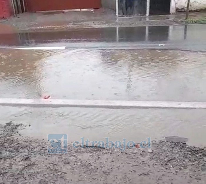 Así estaba la calzada producto de la lluvia en San Rafael.