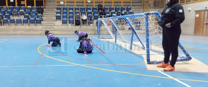 Equipo de damas en la cancha, disputando el partido de este pasado fin de semana.
