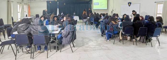 Este jueves 12 de junio alumnas del Liceo Corina Urbina participaron del taller ‘Poder Legislativo y Formación de la Ley’, programa impulsado por la Unidad de Vinculación Ciudadana del Senado.