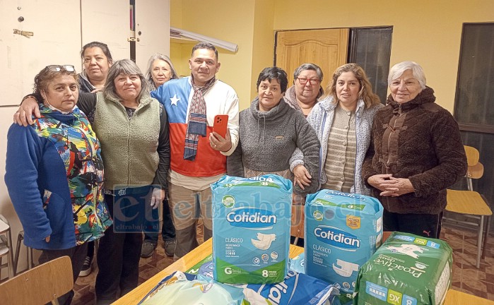 Integrantes del Club de Cuidadoras ‘Luz de Esperanza’ de Curimón, posando para Diario El Trabajo con los pañales que les llevó Char Noticias.