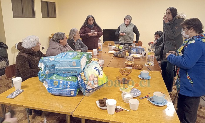 Las cuidadoras degustando una rica once que las sacan un rato de la rutina y despejan su mente.