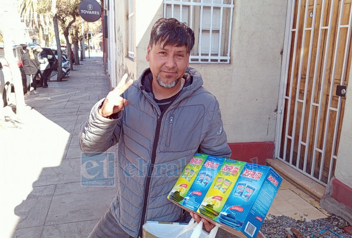 ‘El Andy’ Collao vendiendo sus antiácidos.