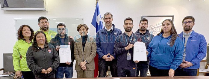 La ministra de Salud Ximena Aguilera, el subsecretario Bernardo Martorell, el presidente Emerson Berríos y los otros gremios firmantes.