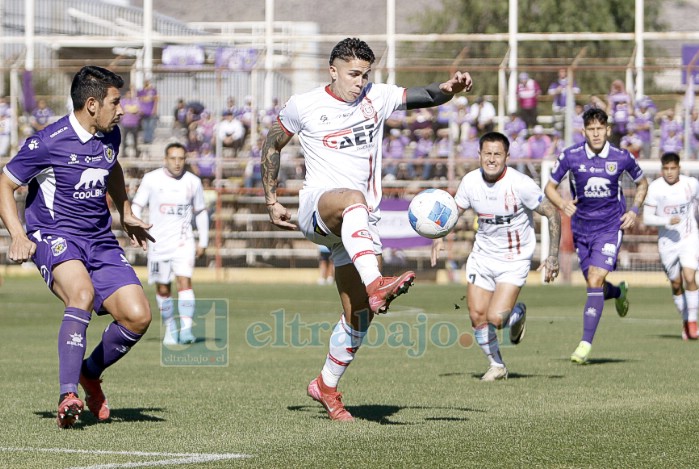 El delantero Diego González se apresta a sacar el remate para poner el 1 a 0. (Foto: Jaime Gómez Corales).