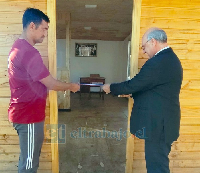 El director al centro con dedo el dedo pulgar en alto, en señal de estar todo bien.