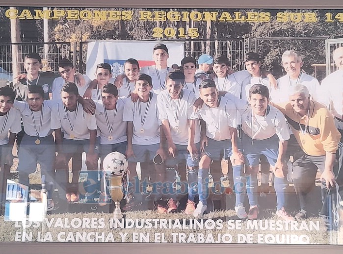 La foto inspiradora donde aparece el profesor Dante Rodríguez (Q.E.P.D.) junto a los Campeones Regionales Sub 15.