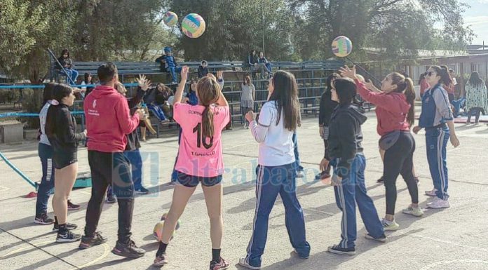 Durante la actividad, las estudiantes practicaron sus habilidades deportivas en básquetbol, vóleibol, yoga, entre otras disciplinas.