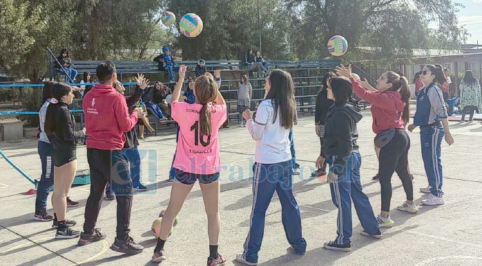 Durante la actividad, las estudiantes practicaron sus habilidades deportivas en básquetbol, vóleibol, yoga, entre otras disciplinas.