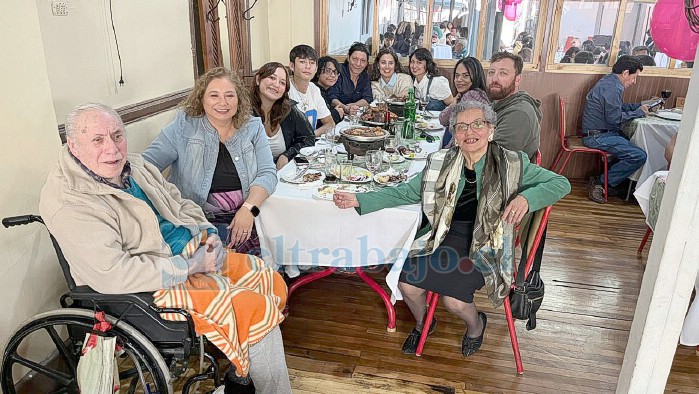 Acá lo vemos a Luciano, el primero de abajo a la izquierda, compartiendo con su familia.