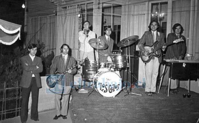 Luciano, segundo de izquierda a derecha, tocando el bajo en uno de los tantos eventos.