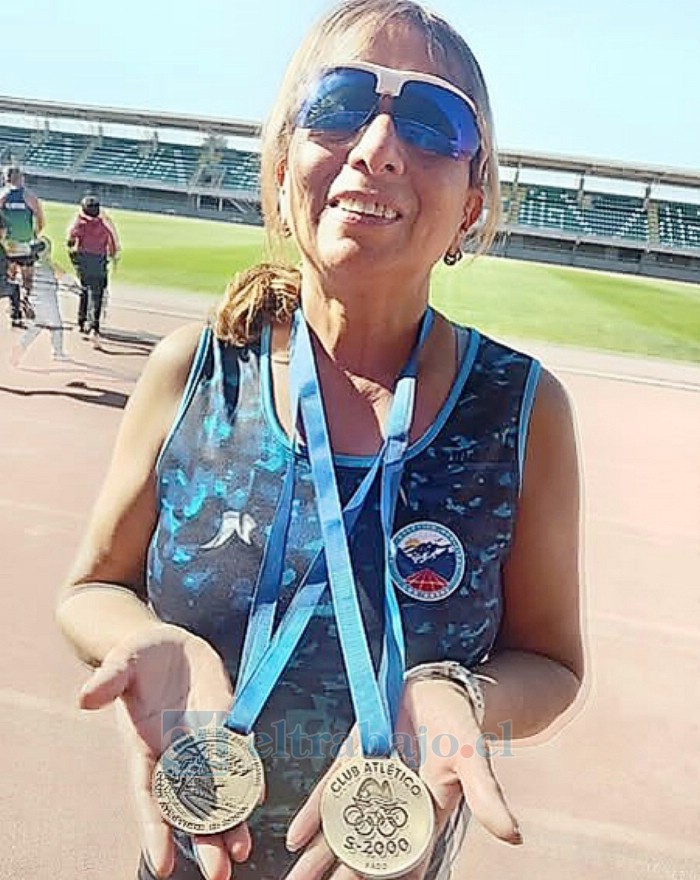 La atleta aconcagüina muestra orgullosa las dos medallas ganadas en Ovalle.
