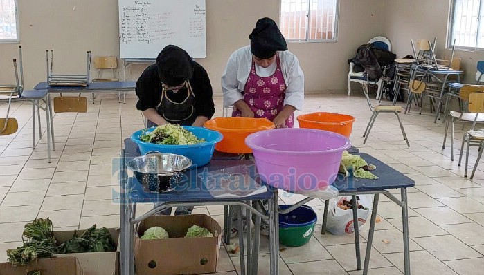 Juntas de Vecinos, voluntarios, corporaciones sin fines de lucro y la municipalidad trabajan unidos para entregar alimentación durante el invierno.
