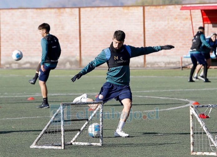 El joven volante central durante una de los entrenamientos del Uní Uní.
