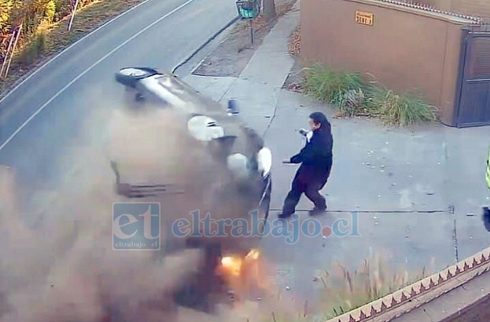 Viendo esta imagen, perece poco creíble que el vecino no fue impactado por el auto.