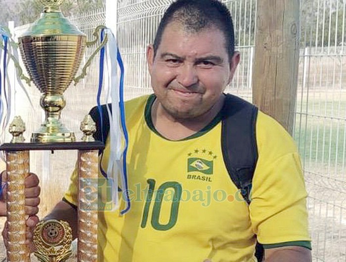 Raúl Reinoso junto a una copa disfrutando del fútbol.