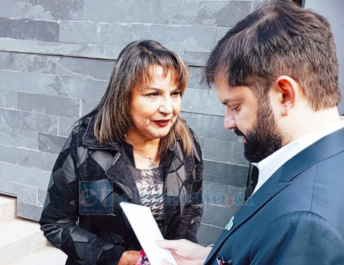 Instante en que el Presidente Boric recibe la carta bajo la atenta mirada de la Presidenta de la UNCO San Felipe, Ruth Delgado Barrera.