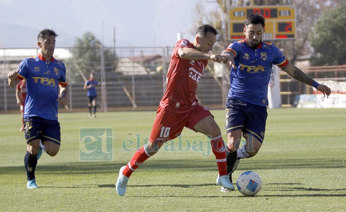 Boris Sagredo intenta escapar de la marca de un defensor rival. (Foto: Jaime Gómez Corales)