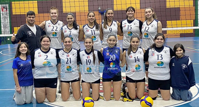 Equipo Todo Competidor Damas en la Liga A3 FEVOCHI 2025. A los lados, dos jugadoras menores de las categorías U11 y U13, que ayudaron como peloteras el pasado domingo 8 de junio.