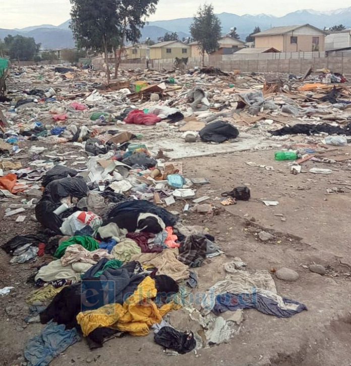 Acá se puede apreciar toda la basura que se ha ido a dejar al terreno desocupado.
