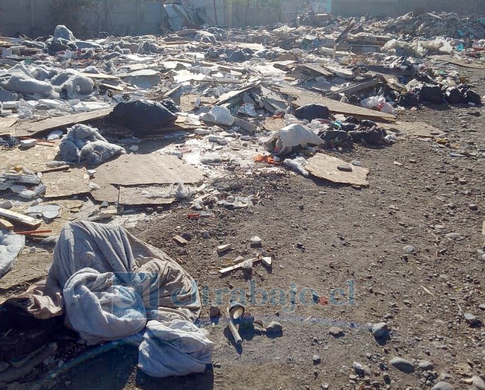 Otra imagen de la basura en el terreno que fue desalojado en el mes de abril.