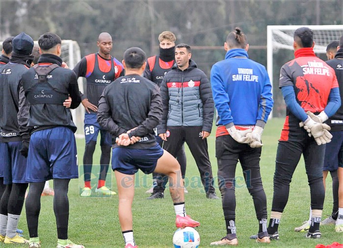 El técnico Palladino da instrucciones a sus dirigidos.