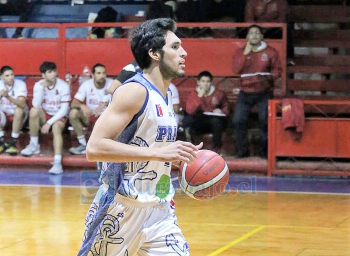 Agustín Villalón jugando por el Prat en la Liga 2.