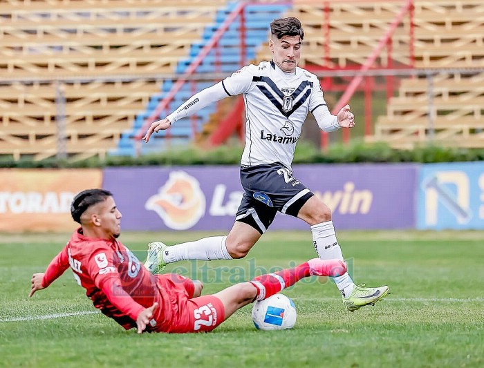 Yerko González corta un avance comandado por el ex Uní Uní, Enzo Ormeño (Foto: Andrea Faúndez).
