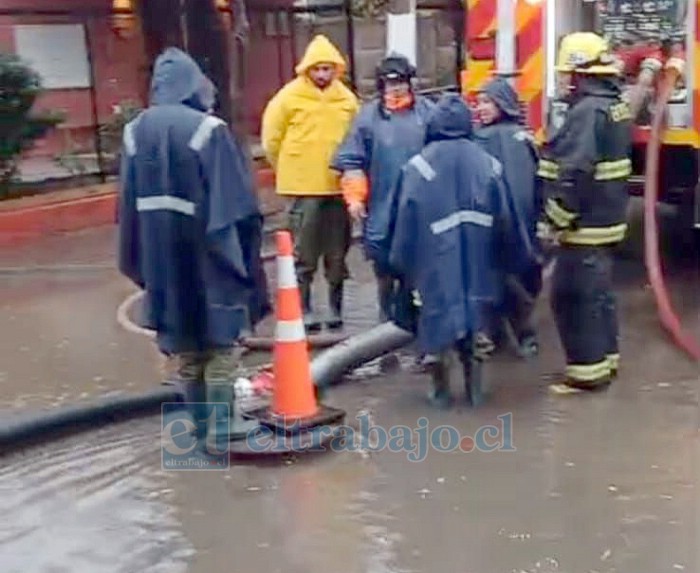 Con camiones más el apoyo de Bomberos se trabajó en algunos sectores.