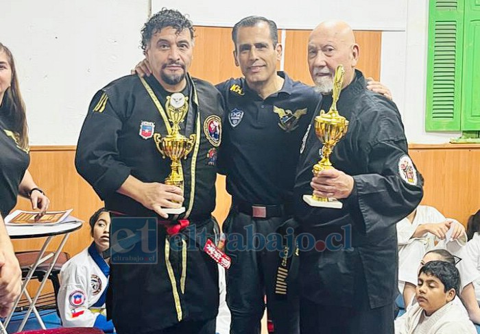 El maestro Víctor Caballero con una copa de reconocimiento junto a los otros maestros que participaron de este campeonato en Valparaíso.