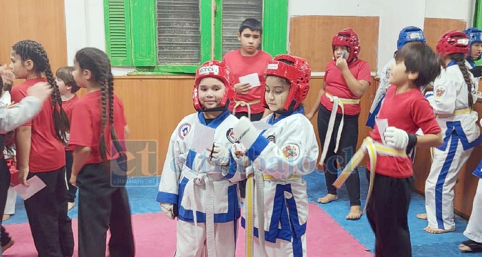 Parte de las representantes del Taller Infantil de Karate Municipal de San Felipe.