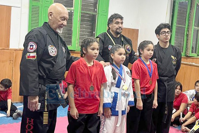 Representantes del taller posando con sus medallas.