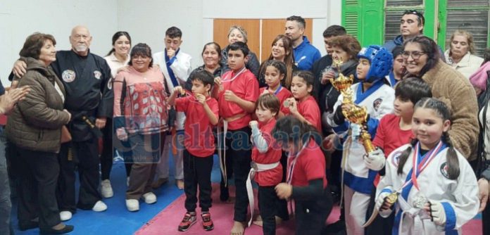 Los integrantes del Talle Infantil Municipal junto a apoderados, padres, madres y el maestro Víctor Caballero.