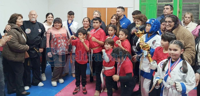 Los integrantes del Talle Infantil Municipal junto a apoderados, padres, madres y el maestro Víctor Caballero.