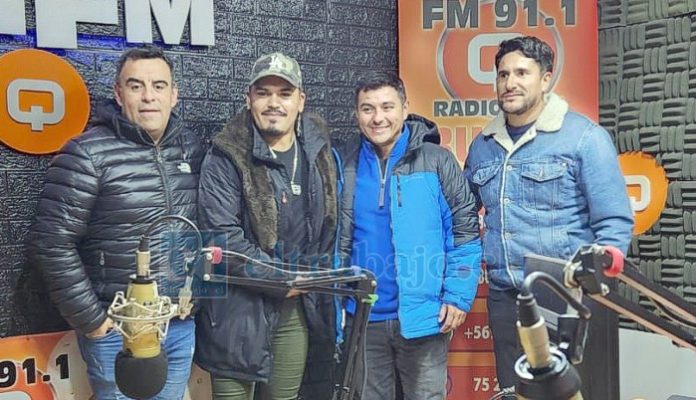 En otra radio mostrando su trabajo.