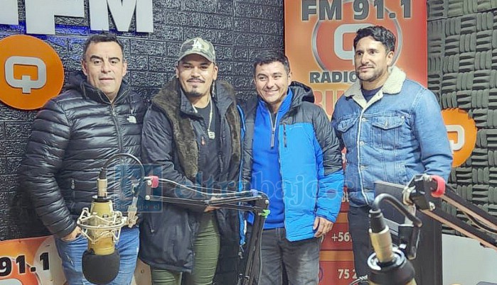 En otra radio mostrando su trabajo.