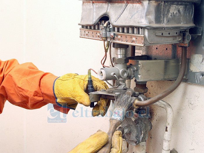 Un calefón siendo intervenido por falla (Imagen referencial: La Cuarta).
