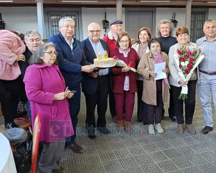 La tradicional torta que representa los 50 años de la ‘generación del 75’.