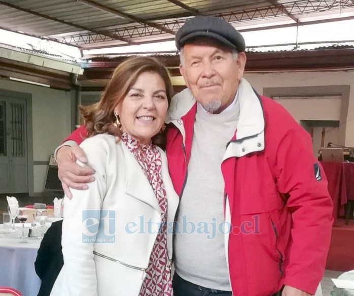 Ramón Astudillo Muñoz junto a la actual directora del establecimiento educacional, Erika Herrera.