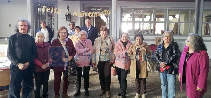 Grupo de exalumnas y exalumnos de la Escuela Nro. 21 durante su reencuentro.