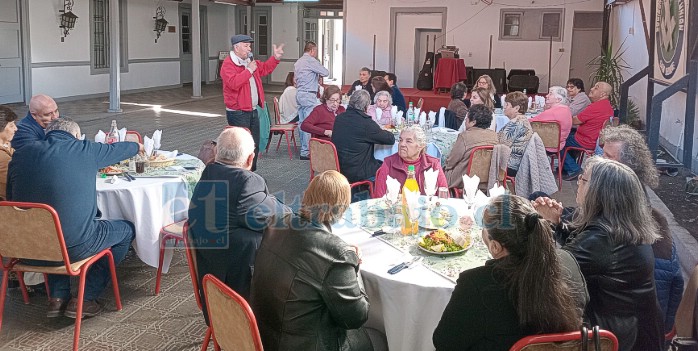 El grupo de exalumnos escuchando atentamente a Ramón Astudillo Muñoz, uno de los organizadores.