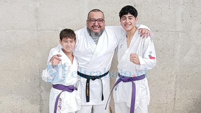 Las jóvenes promesas del Dojo Dragones Blancos junto a su sensei Juan Oyaneder.