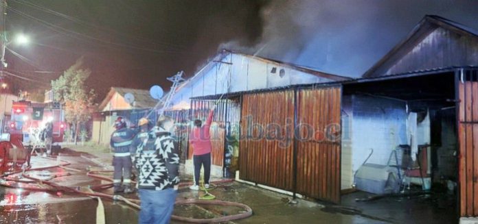 Una casa consumida y otra afectada por incendio en calle Pedro de Valdivia.