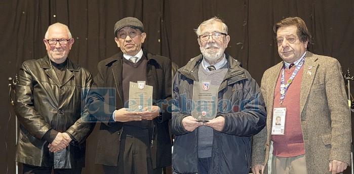 Los exalumnos destacados en este aniversario nuestro. Director Marco Juri Ceballos y exalumno Carlos Paredes Nida, junto a los miembros del directorio José Plaza y Julio Silva.