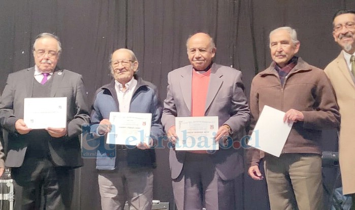 Exalumnos con 60 años de egreso de las aulas liceanas; Juan Carlos González Flaneigs (Temuco), Domingo Torres Casas (San Felipe), Carlos Herrera Lillo (San Felipe), Leonel Sotomayor Alexandre (Osorno). Todos, junto al director del liceo, Jorge Robles Montenegro.