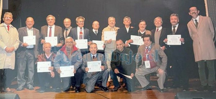 El 4° año ‘C’ generación 1975, que fue el de mayor numero (14) reciben su diploma de egreso de 50 años, presididos por Jorge Jara Catalán, junto al director del liceo Jorge Roble Montenegro, y Félix Herrera y Julio Silva del Centro de Exalumnos.
