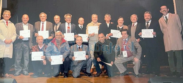 El 4° año ‘C’ generación 1975, que fue el de mayor numero (14) reciben su diploma de egreso de 50 años, presididos por Jorge Jara Catalán, junto al director del liceo Jorge Roble Montenegro, y Félix Herrera y Julio Silva del Centro de Exalumnos.