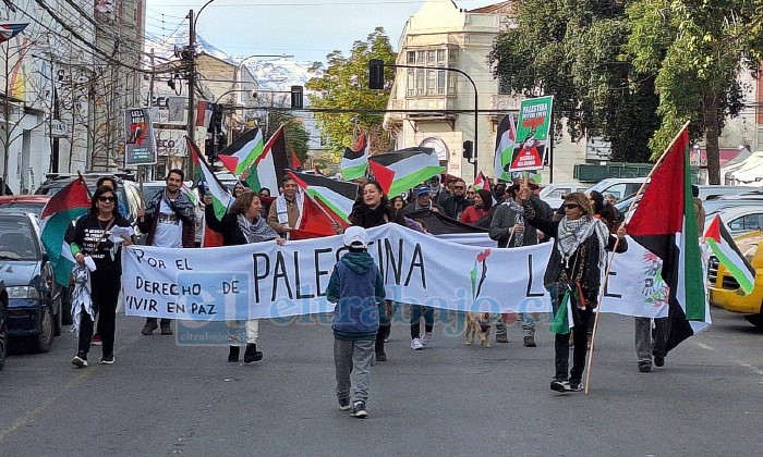 Integrantes de la comunidad palestina de San Felipe marchan por el centro de la ciudad.
